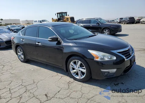 2015 Nissan Altima 2.5 z USA, uszkodzony, nr VIN 1N4AL3AP2FC135793